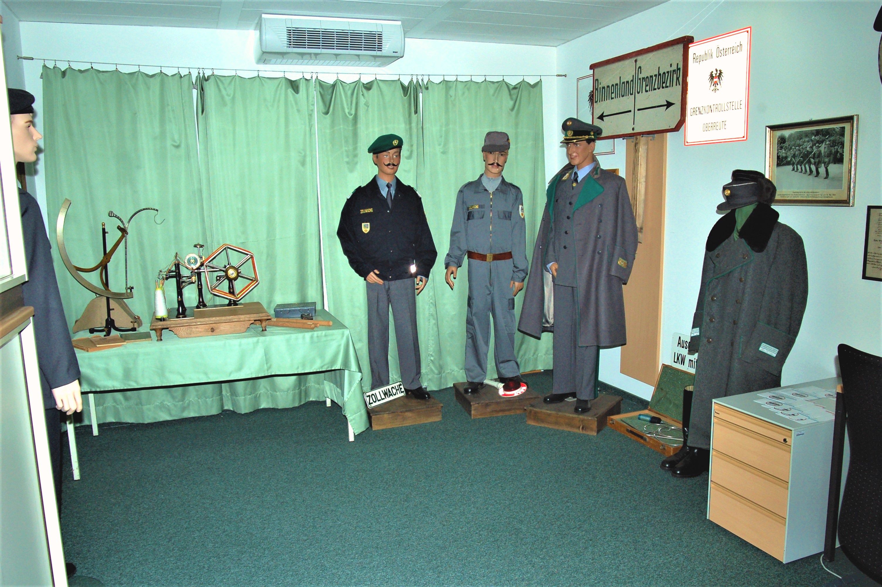 Die letzten Uniformen der österreichischen Zollverwaltung